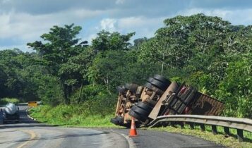 Caminh O Tomba Na Br Ap S Motorista Perder O Controle Do Ve Culo