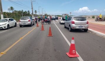 Motociclista fica ferido após colidir em carro estacionado em Aracaju