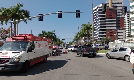 Acidente Entre Carro E Ciclomotor Deixa Dois Feridos Na Av Beira Mar