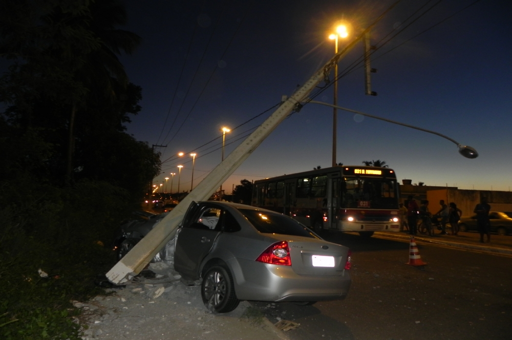 Veículo se choca contra poste e motorista foge a pé O que é notícia