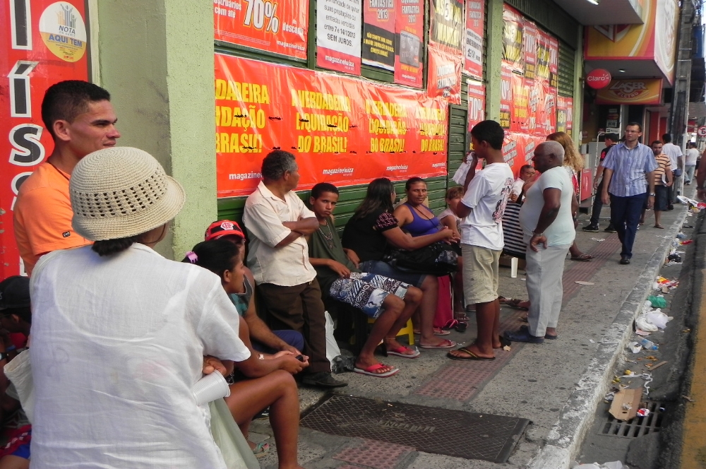 Consumidores fazem fila para comprar produtos em loja O que é notícia