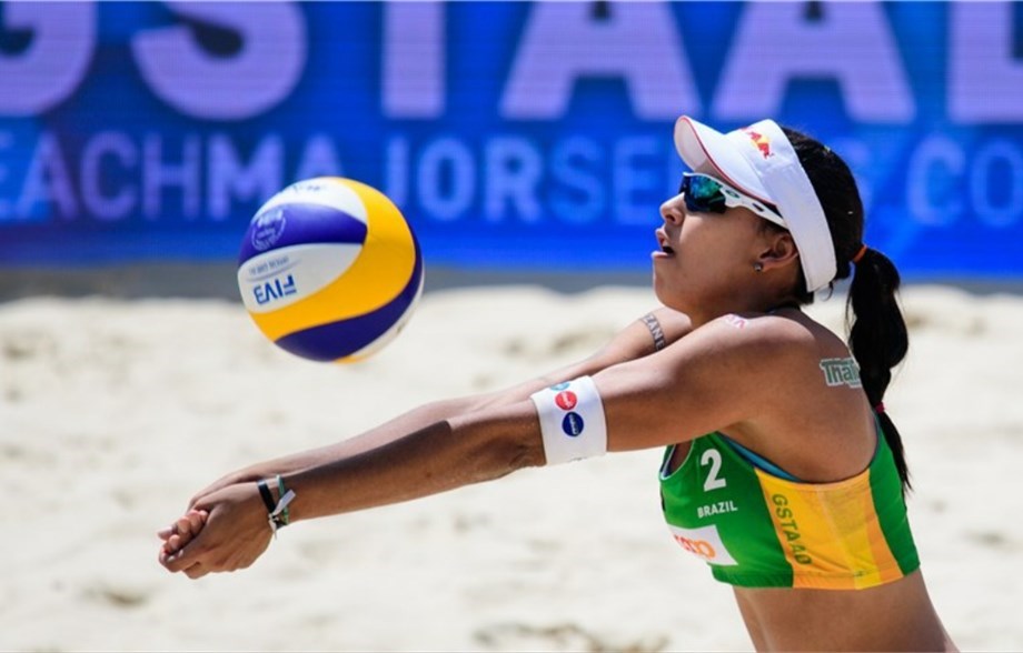 Brasileira Duda é eleita a melhor jogadora de vôlei de praia da