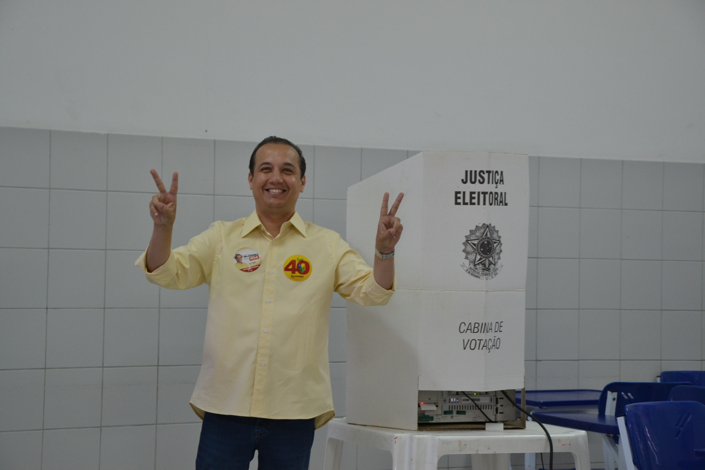 Valadares Filho Vota Ao Lado Dos Pais No Bairro Grageru - O Que é ...