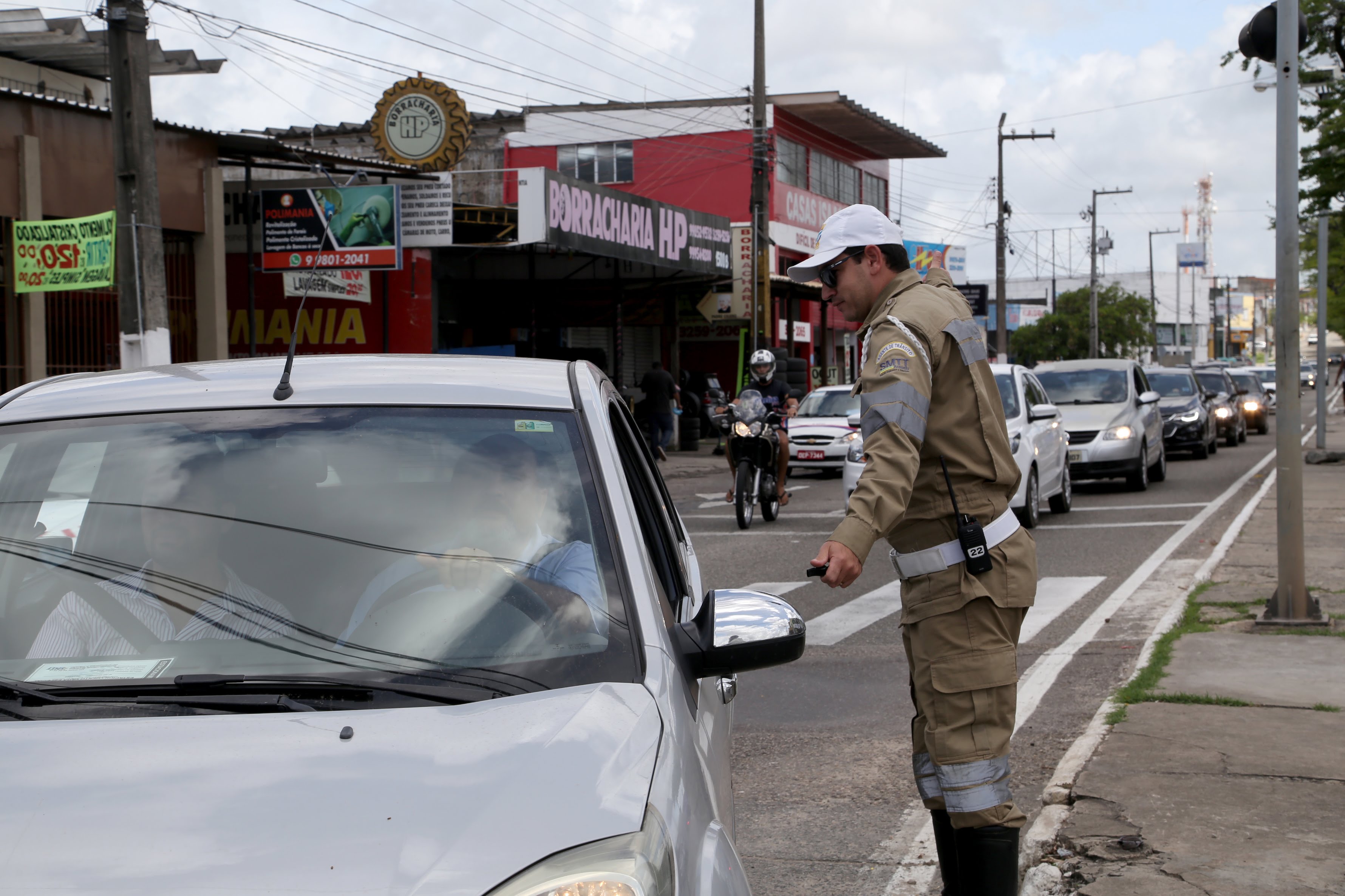 Para caminhão de empresa privada estacionar, homem tira placa de