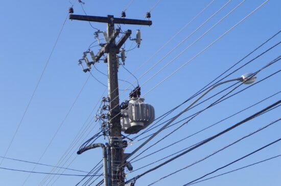 Homem sofre descarga elétrica ao tentar furtar transformador de poste