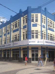 Prédio da União, onde por cerca de 50 anos funcionou a Delegacia Regional do Ministério do Trabalho, antiga DRT. Agora, cedido a Prefeitura Municipal de Aracaju, passa sediar a Fundação Municipal do Trabalho - Fundat. Tem que se assim procurar os prédios públicos sem uso para deixar de pagar os caros alugueis. Exemplo para o governo estadual.