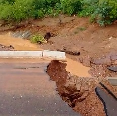 Chuva forte abre cratera em rodovia de Sergipe e deixa uma pessoa