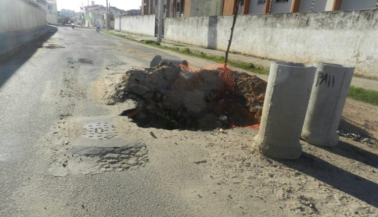 Obra paralisada no bairro Coroa do Meio