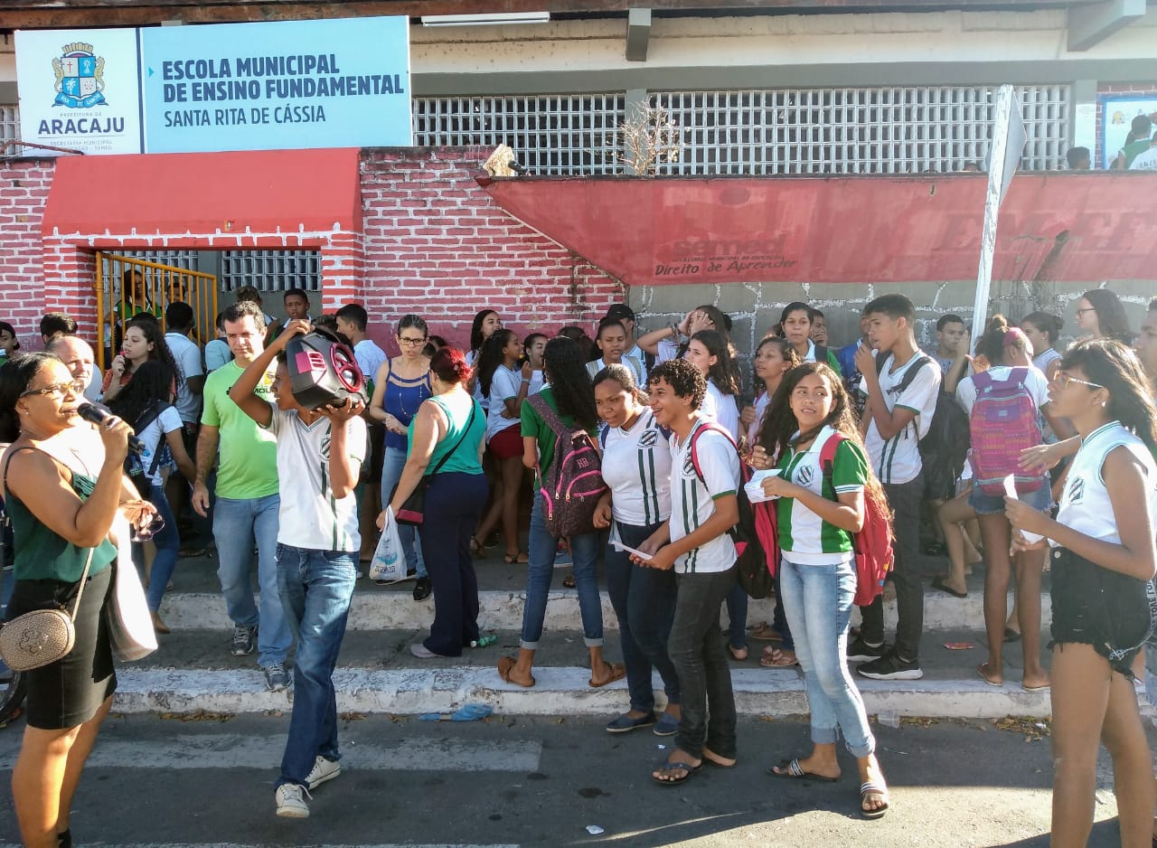 Alunos fazem ato contra extinção de turma em escola do bairro América - O  que é notícia em Sergipe