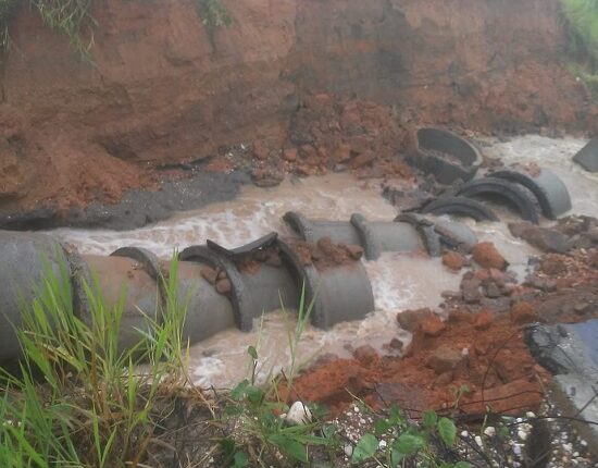 Chuva forte abre cratera em rodovia de Sergipe e deixa uma pessoa