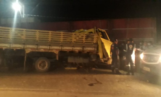 Homem morre em acidente entre caminhão e carreta em Umbaúba