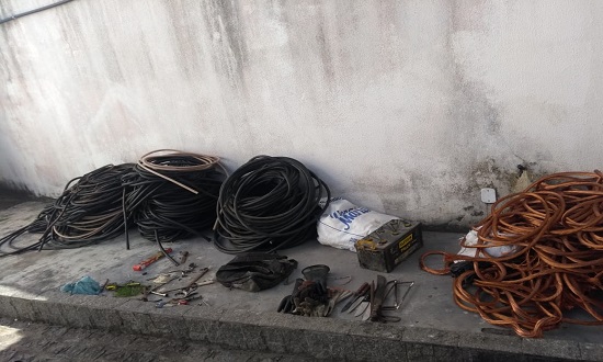Polícia prende suspeitos de roubar uma tonelada de fios de cobre