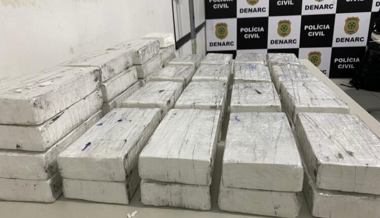 PC apreende mais de cinquenta quilos de cocaína e material de campanha eleitoral no bairro José Conrado de Araújo