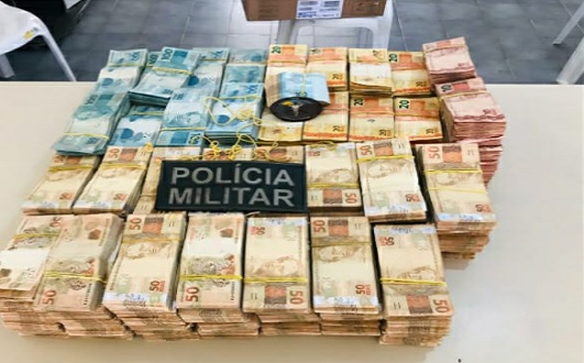 Polícia apreende baú de caminhão com mais de R$ 1 milhão de reais