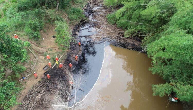 Vazamento: limpeza de óleo no afluente do Rio Sergipe é concluída