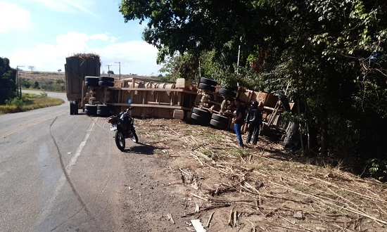 Capela:  Carreta carregada de cana-de-açúcar tomba em rodovia