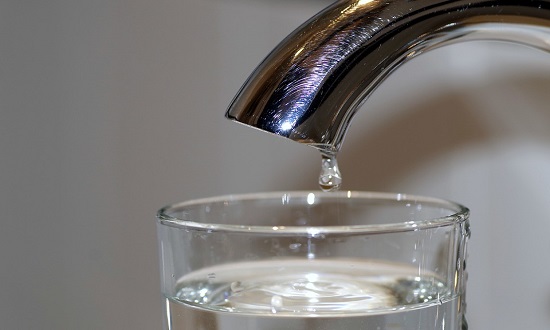 Manutenção em adutora deixa três municípios sem água nesta segunda