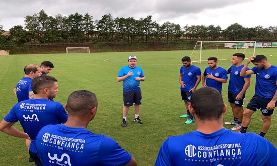 Confiança enfrenta vice-líder Chapecoense em último jogo da Série B