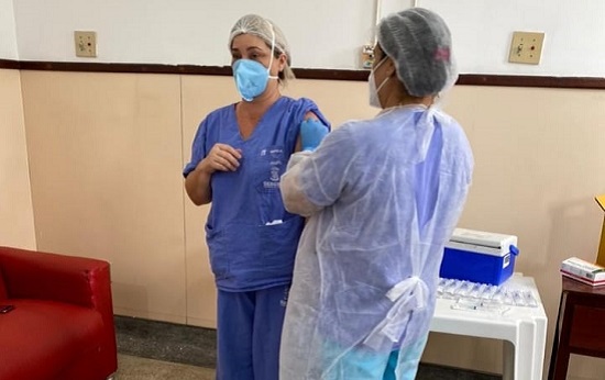 Covid-19: Profissionais de saúde de Capela e Neópolis recebem vacina