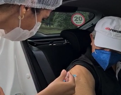 Idosos de 73 anos começam a ser vacinados em Aracaju nesta segunda