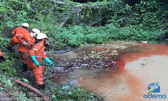 Adema investiga vazamento de óleo no Rio Pitanga em São Cristóvão