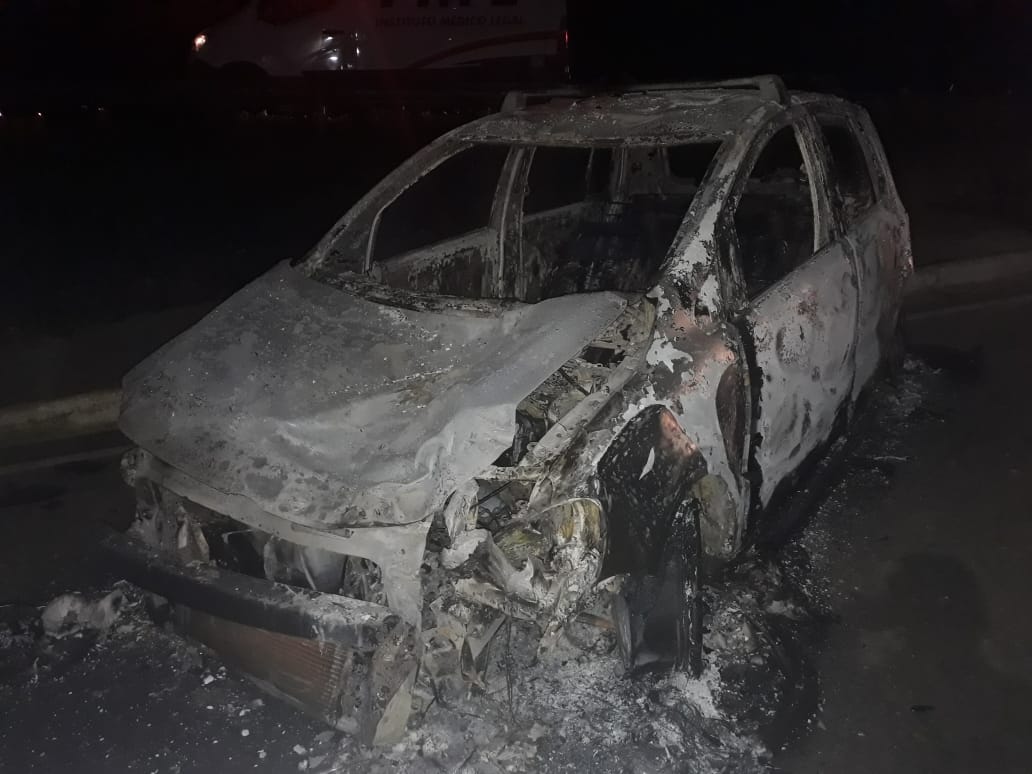 Populares incendeiam veículo após acidente que matou jovem de 17 anos