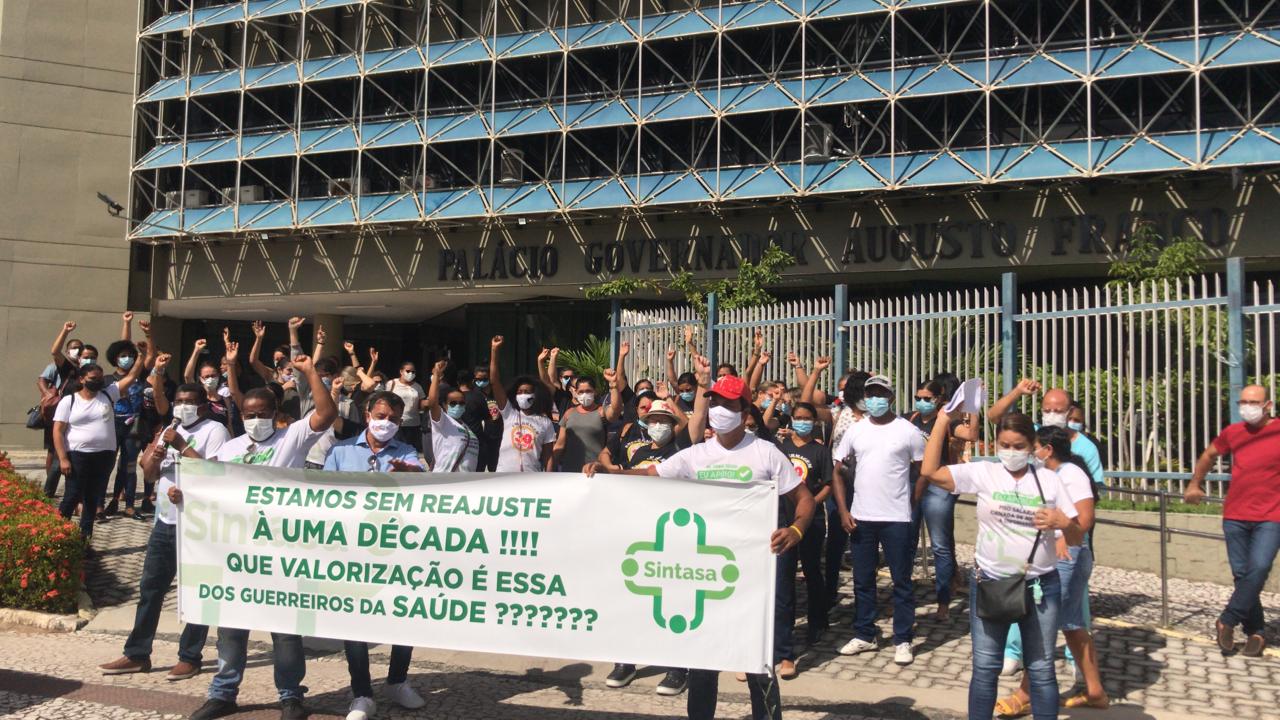 Em greve, profissionais da saúde fazem ato no Palácio de Despachos