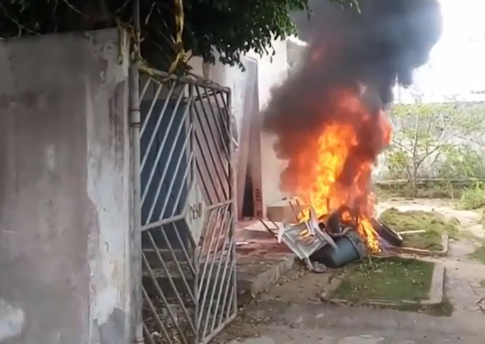 Moradores de Pinhão ateiam fogo em prédio da Deso após falta de água
