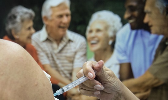 Sergipe começa a imunizar idosos com 70 anos ou mais com a 4ª dose