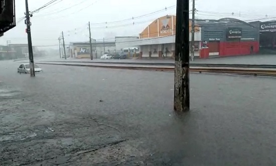 Chuvas causam alagamentos em diversos bairros da capital