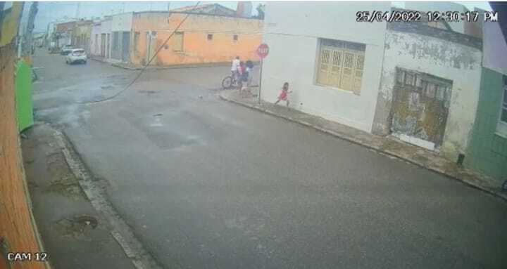 Mãe e filha são assaltadas por ciclista a caminho da escola