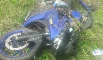 Motociclista cai em ribanceira após colisão com veículo em Canhoba