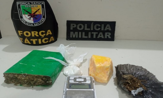 Policiais localizam mochila com drogas e balança de precisão