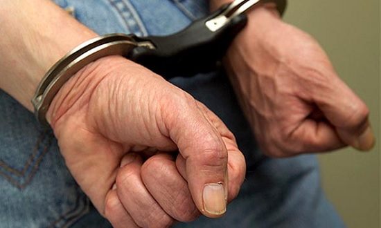 Homem é preso por suspeita de agredir a mãe de 72 anos