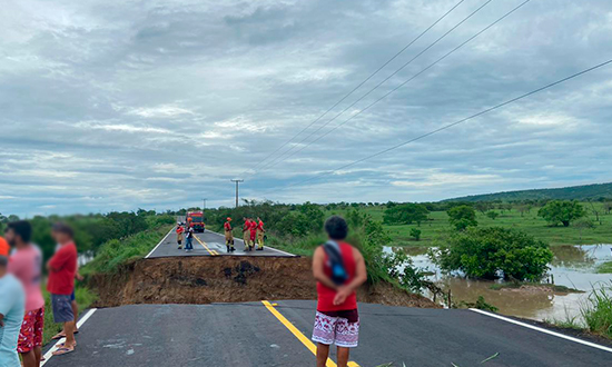 Motorista segue orientações de GPS e cai em cratera no bairro