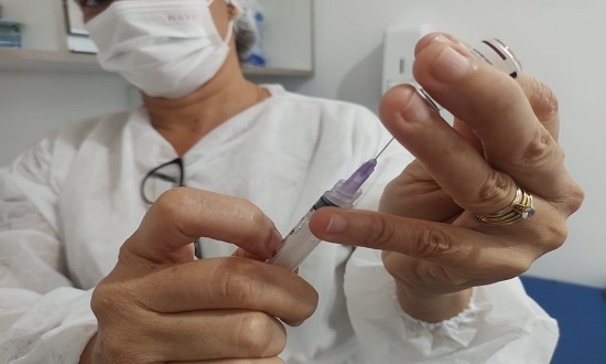 Brasil recebe primeiro lote de vacinas bivalentes contra covid-19