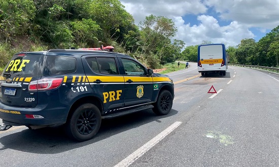 PRF flagra ônibus escolar transportando pessoas que voltavam de