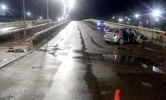 Condutor morre após carro colidir no viaduto da Tancredo Neves