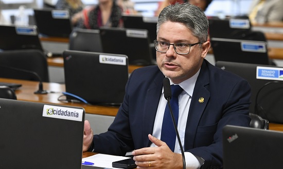 MP do Bolsa Família é aceita com emenda do senador Alessandro Vieira