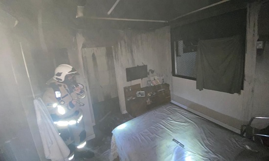 Mulher sofre queimaduras após apartamento pegar fogo na capital