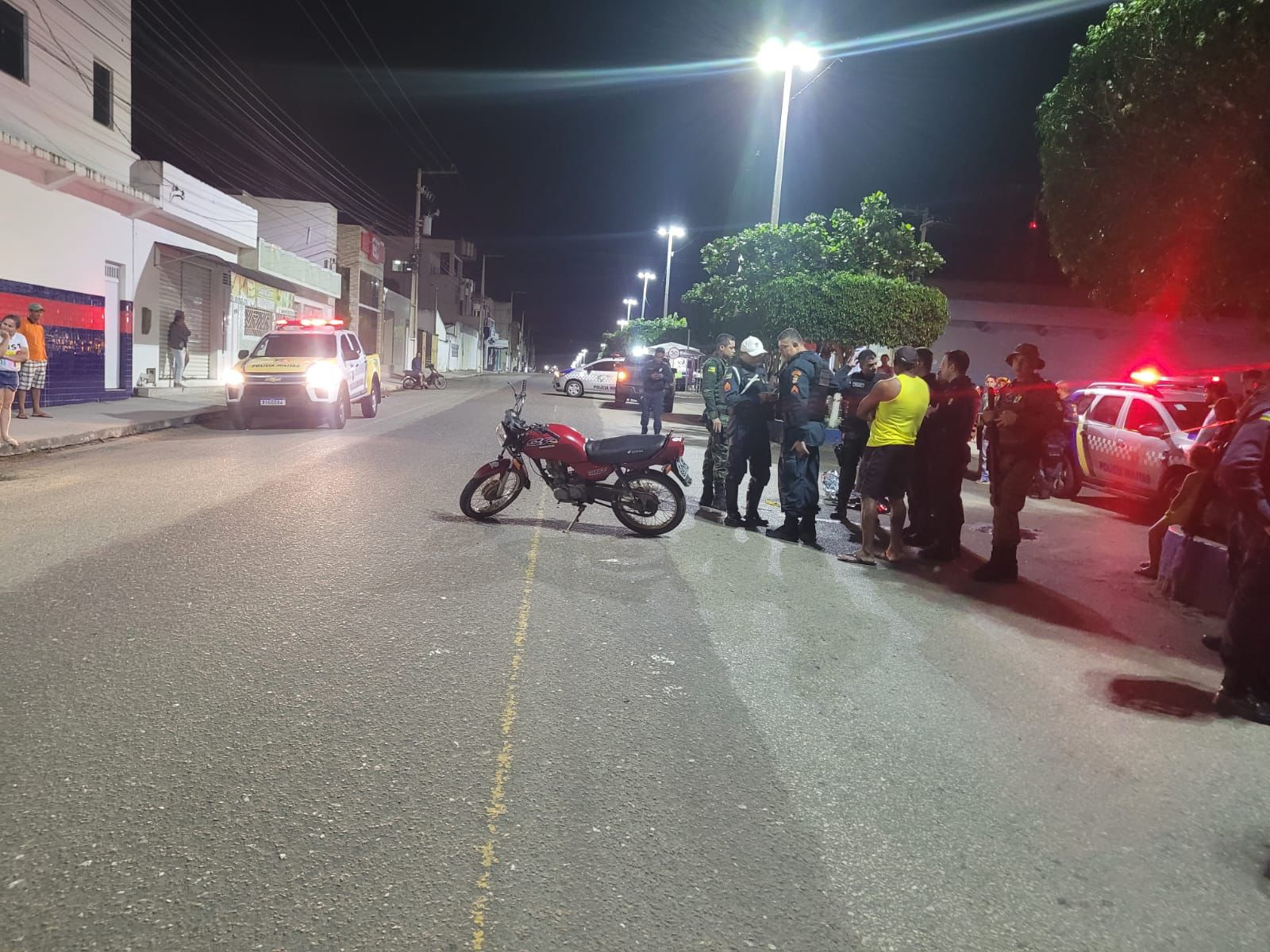 Motociclista morre após colisão com viatura da PM em Aparecida