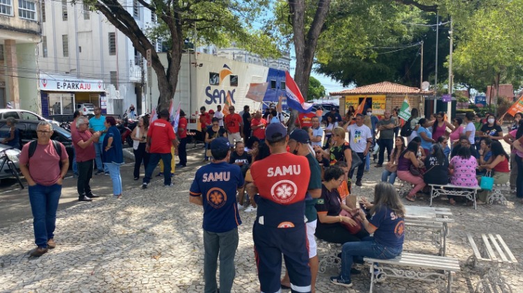 Trabalhadores da saúde se reúnem em protesto na praça Fausto Cardoso