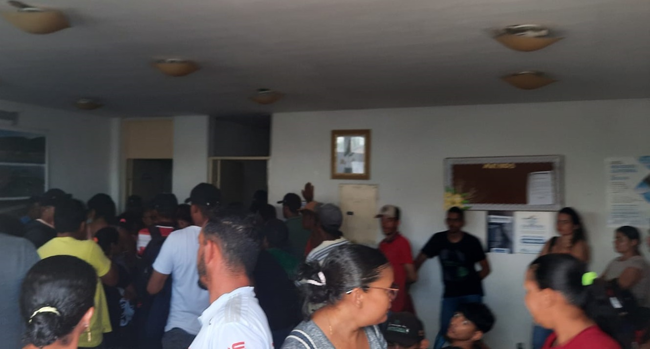 Moradores ocupam Prefeitura de Poço Redondo para pedir caminhão-pipa