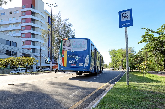 Ônibus para estudantes inscritos no Enem continua gratuito no 2° dia