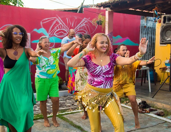Artistas dançando no Bazayó