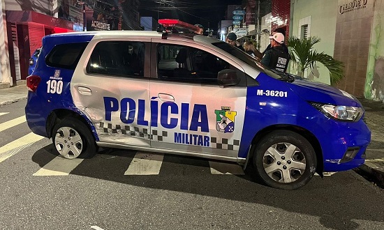 Condutor foge após bater em viatura da PM no centro Aracaju