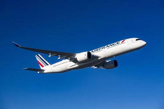 Aeronave da Air France voando