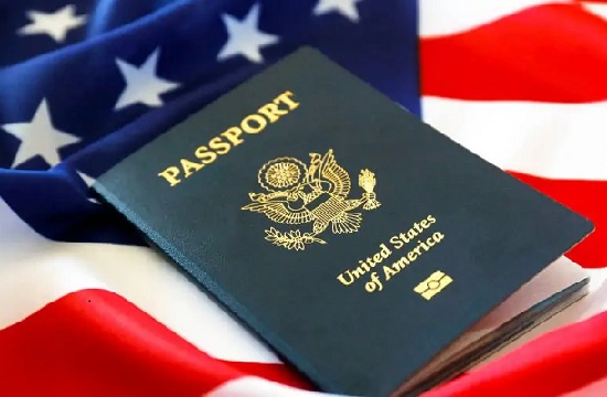 Montagem com passaporte e visto americano