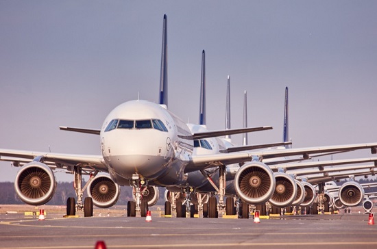 Fila de aviões no aeroporto