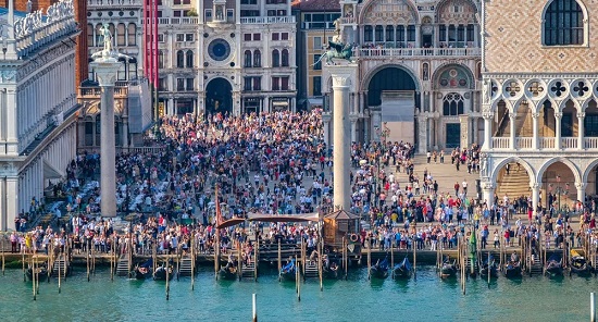 Multidão em Veneza, na Itália